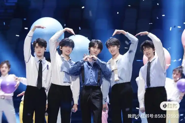 时代少年团的队长""他就是马嘉祺""一个散发着光的男孩""所以你在他们