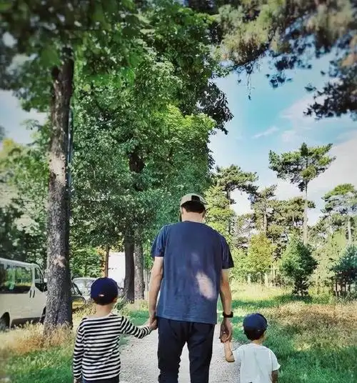 翻看李佳和靳东的社交媒体,可以发现她最经常记录的,是丈夫和儿子的