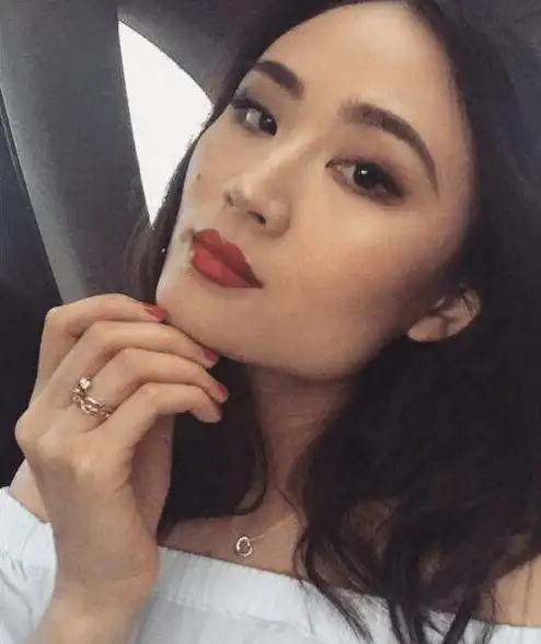 李小鹏晒与爱妻热吻照太虐狗!奥莉成功遗传了妈妈李安琪的好身材