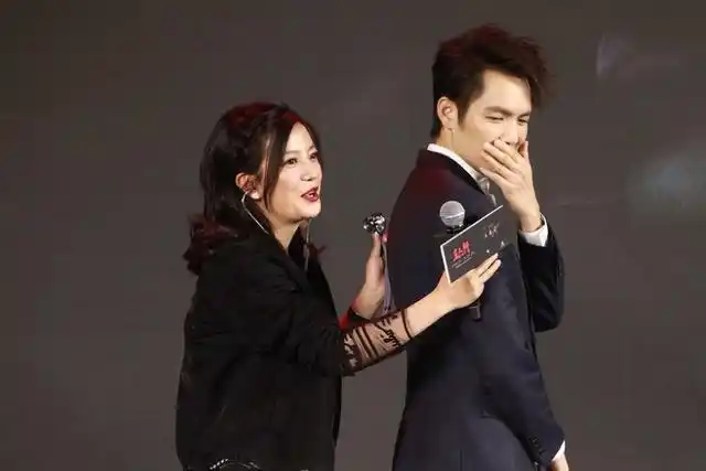 赵薇与钟汉良同台亮相活动