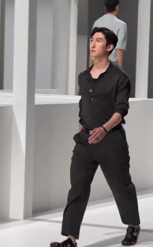 武大靖1米82的身高,与模特相差无几,应能胜任t台.