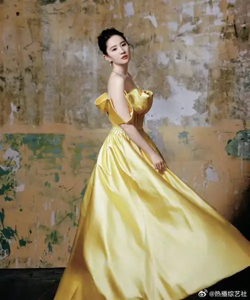 刘亦菲总是如同迪士尼公主般的仙气飘飘,她对公主裙的钟爱已经成为一