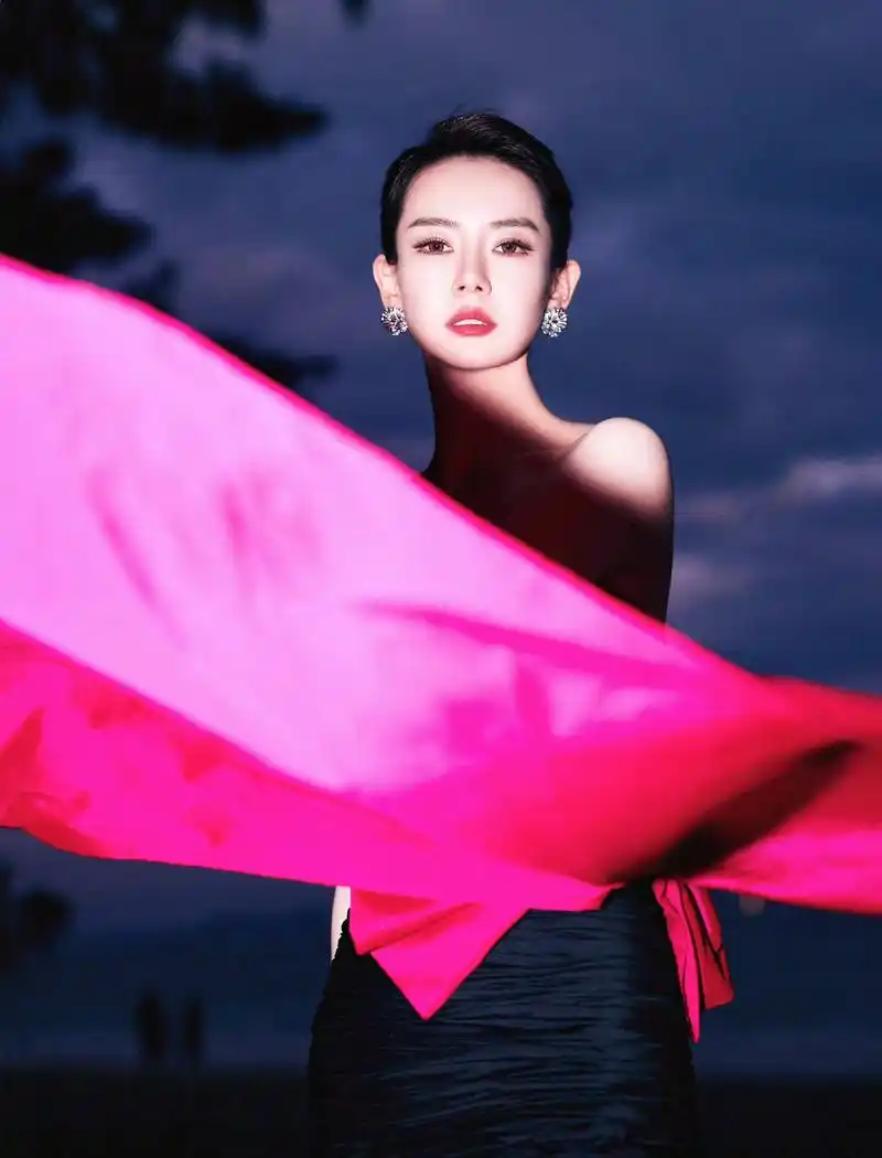 戚薇肤白貌美大长腿,这套礼服完美勾勒出她身材的优雅曲线,她如一朵