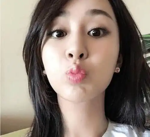 好多女生拍照喜欢嘟嘟嘴一下显得可爱俏皮,但也有女生因为脸型,嘴型的