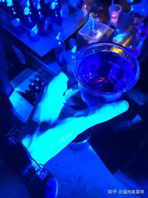 想问一问酒吧里面蹦迪是个什么样的情况? - 知乎