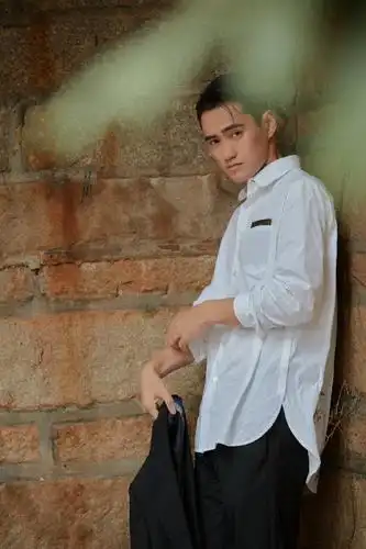 袁弘深邃眼神 迷人又帅气!