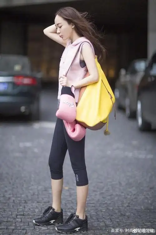 女明星们的穿搭秘诀,教你如何玩转时尚老爹鞋