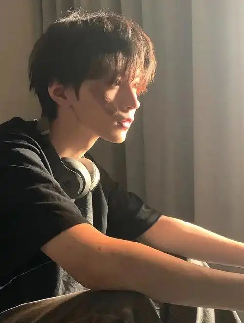 一款简单易打理的男生发型长碎盖!