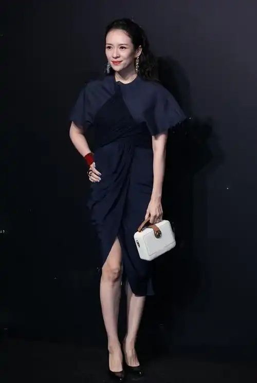 藏蓝色开叉礼裙 黑色尖头高跟鞋▼生下第二个孩子之后的章子怡虽然
