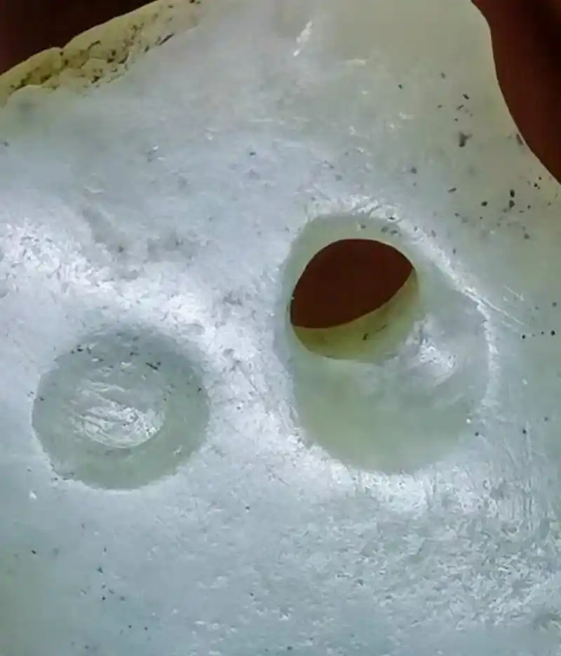 史前的钻孔工艺,左侧没有成功的这个明显是管钻.