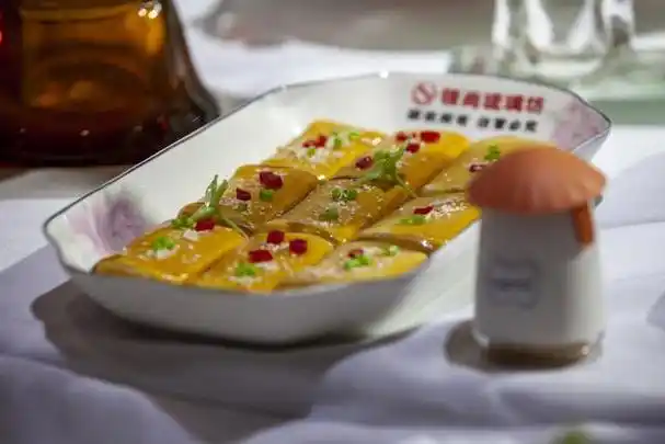 一品豆腐是一道经典的特色名菜,属于孔府菜.