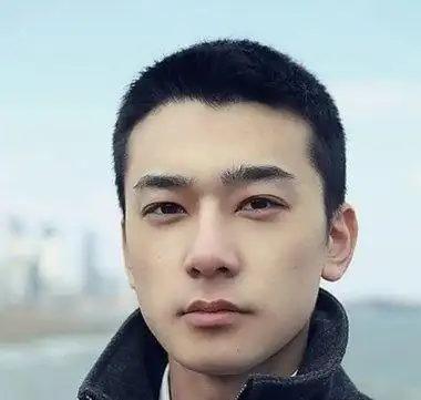 男生平头毛寸发型一