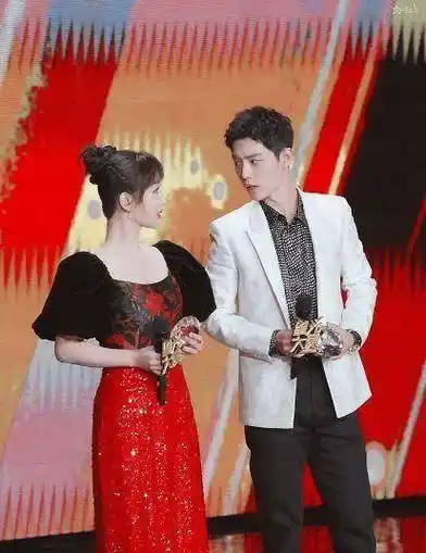 肖战杨紫《余生》路透,肖战搂着杨紫好贴心,杨紫鞋子被嘲太老土_网友