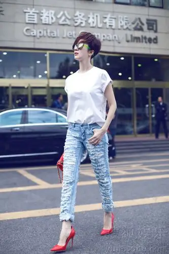 金巧巧机场街拍曝光 身着破洞牛仔裤显青春活力