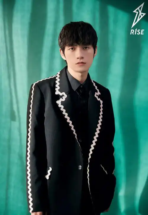 简介:r1se张颜齐潮流风格帅气写真,分享一组张颜齐图片给大家,图中的