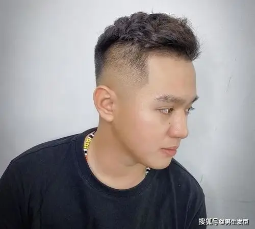 男人35岁后适合留"背头"发型,很多人都不敢剪,其实特别帅气_手机搜狐