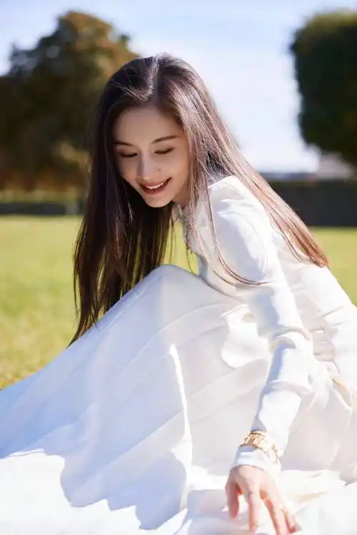 王子文单身后留了长发,穿打底衫 半身裙去看秀,38岁美出新高度