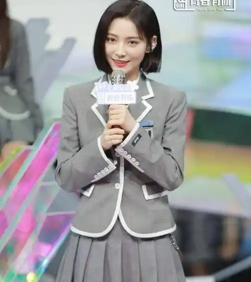 当时蔡徐坤在公开名次的时候,虞书欣和许佳琪两个人手拉着手,表情都