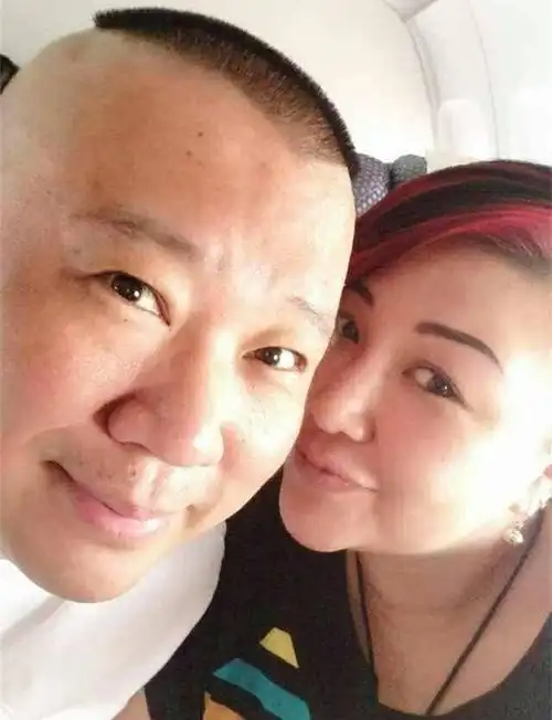 郭德纲妻子王惠因一组照片登上了微博的热搜,照片中的王惠留着夸张的