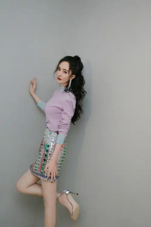 杨幂这套图来自2020年的综艺《追光吧哥哥》,淡紫色上衣搭配亮片包臀