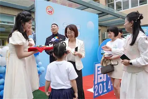 成华区双水碾街道办事处党工委书记欧果先生;成华区教育局党组成员