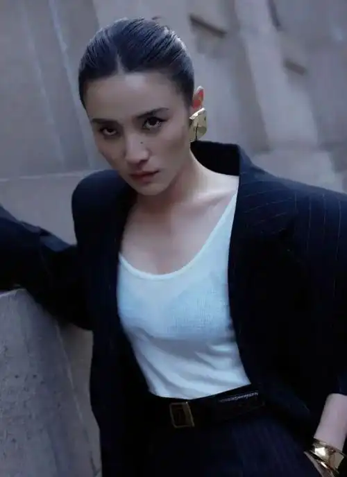 宋佳一身职业装气场超a眼神锐利金色耳饰太亮眼