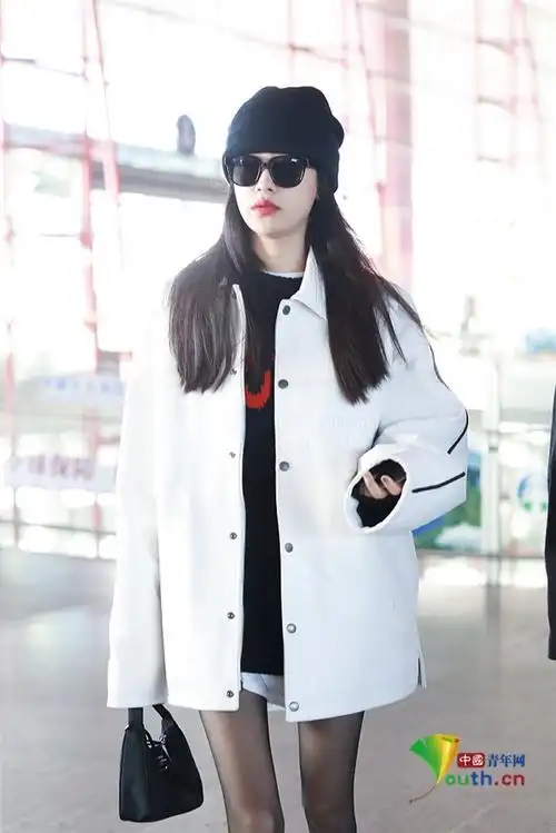 2019年12月3日,北京,孙怡现身机场.