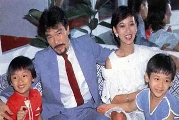 那时候赵雅芝还小,她的想法也很简单,仅仅因为成为空姐可以满世界跑.