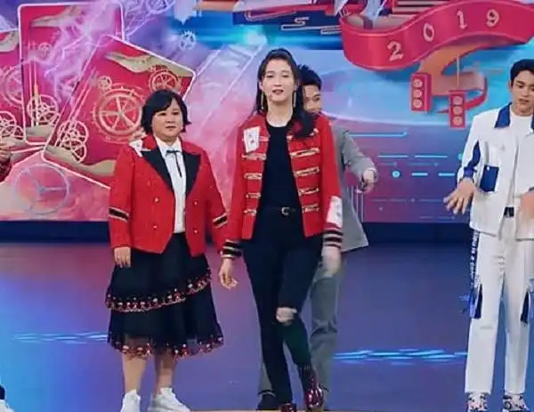 杨颖与关晓彤同台尬舞看到俩人的身高差网友不淡定了