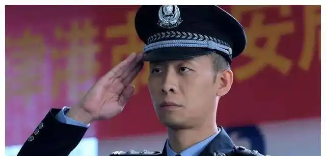 近期他在悬疑网剧《双探》中又演警察了,不但是演员,更是这部片子的