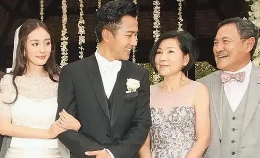 刘恺威女友李晓峰身孕2个月被曝,刘丹回应手牵手走两人感情稳定