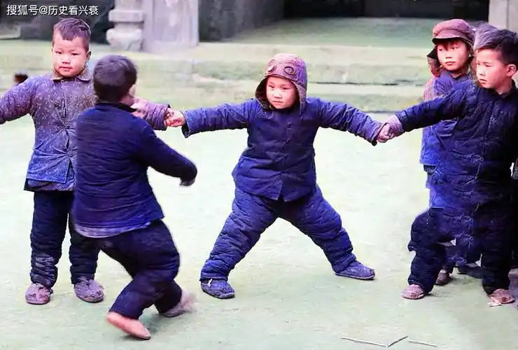 原创老照片1964年玩跑马城游戏的农村小孩民国时期三个年轻的姑娘