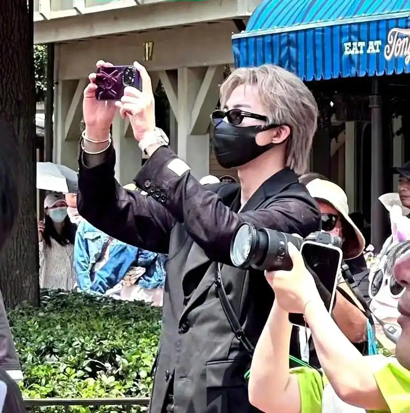 好好玩,好好休息!#刘宇宁 #迪士尼乐园 #路人镜头下的明星 - 抖音