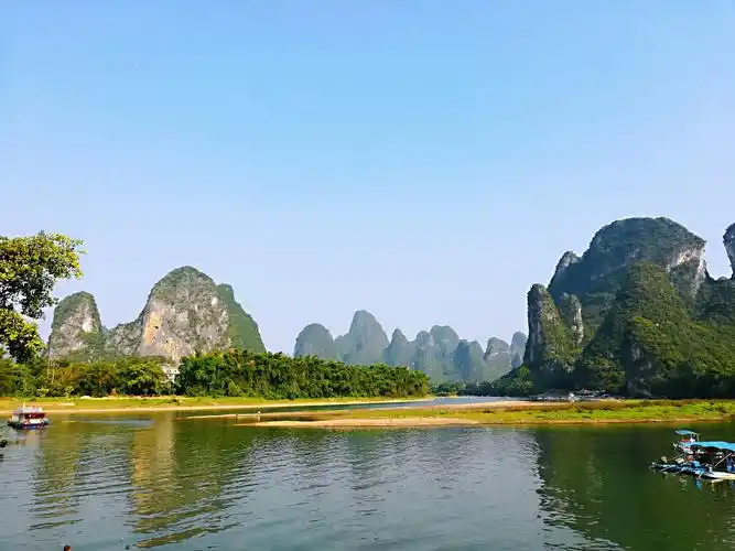 我们一边看风景,一边拍照.沿途欣赏了有名的九马画山