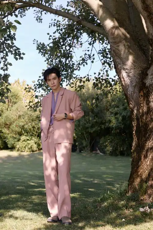 易烊千玺威尼斯水城之行造型,超季2025春夏男装系列藕粉色西装,内搭