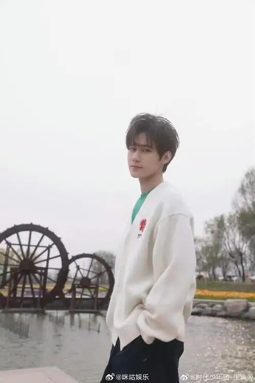 张真源白色针织毛衣#张真源春日随拍好温柔啊,春天想和帅哥一起去