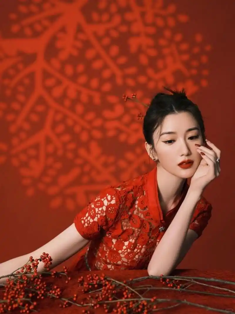 毛晓彤的一身红色蕾丝连衣裙真的让我眼前一亮.