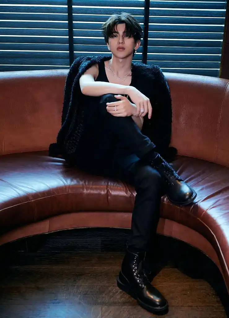 蔡徐坤黑衣写真尽显大佬风范翘腿坐皮沙发荷尔蒙爆棚