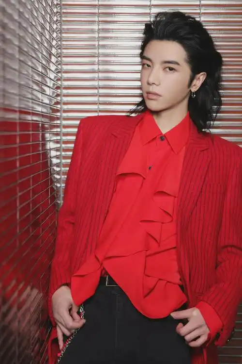 华晨宇品牌活动大片 红色条纹西装 大背头 墨镜……|大背头|华晨宇