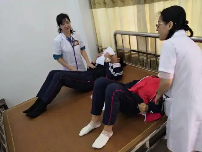 东方中学开展学生健康体检工作