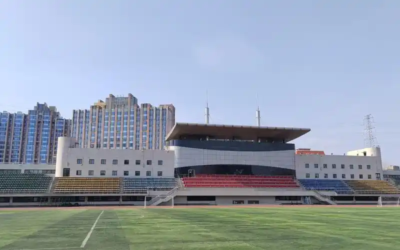 北京林业大学校园:运动场和标本馆