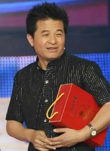 草根出生受毕福剑力捧如今母鸡变凤凰而毕福剑遭封杀无人问津