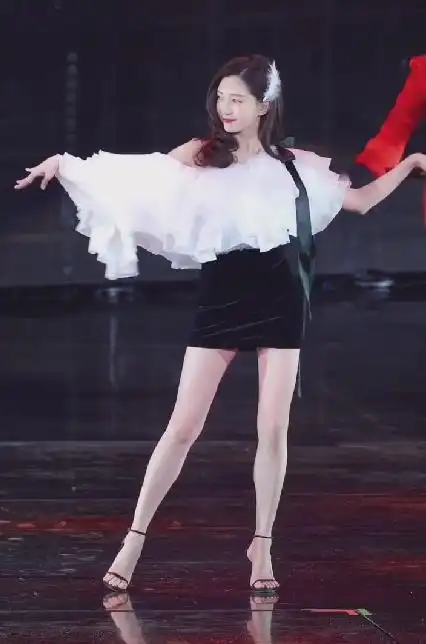 江疏影台上跳舞被抓拍,离开百万修图师后,这腿:我p都p不成这样|腿型