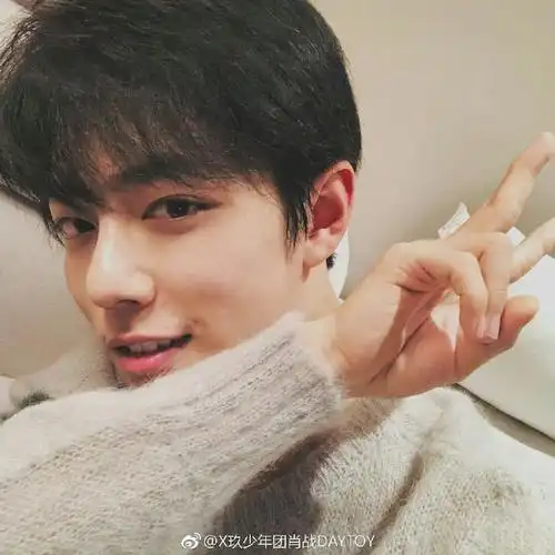 世界安利肖战#    大年初六比个7015  你还收藏了哪些小赞比耶照?