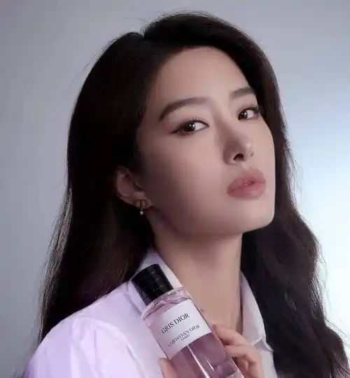 55岁的陈金飞被虞姬偷拍到当街亲吻23岁的女演员杨采钰.