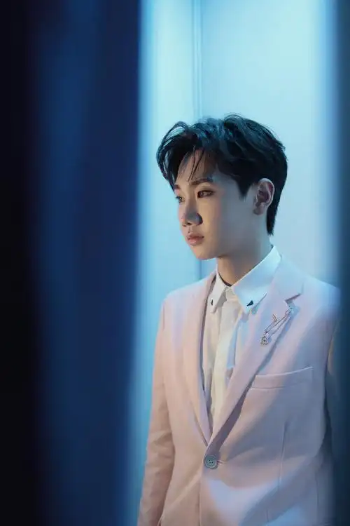 汪苏泷粉色西装帅气写真图片79