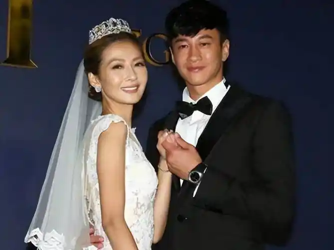 初中学历的柜员嫁给何润东,何润东夸赞妻子:她一直在为我省钱_孙俪