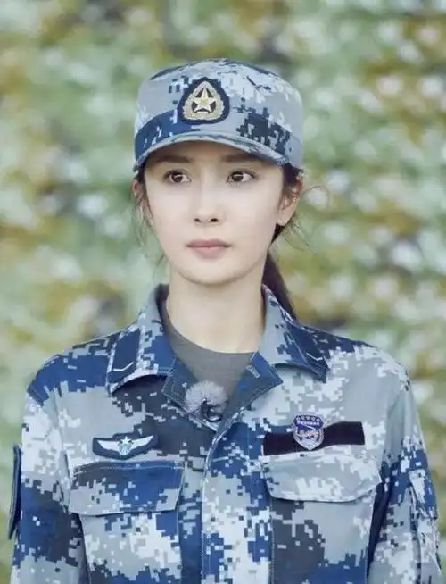 女明星军装照,赵丽颖圆脸可爱,佟丽娅也太飒了吧