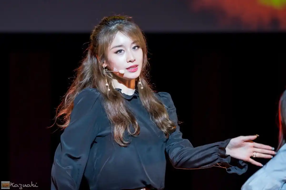 韩国女团tara 朴智妍 现场写真 长发裙装 温柔妩媚