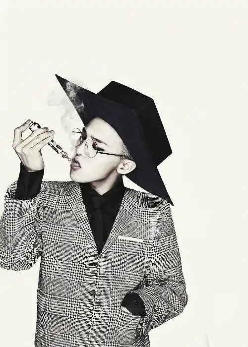 求权志龙叼烟嘴的白色头发的图